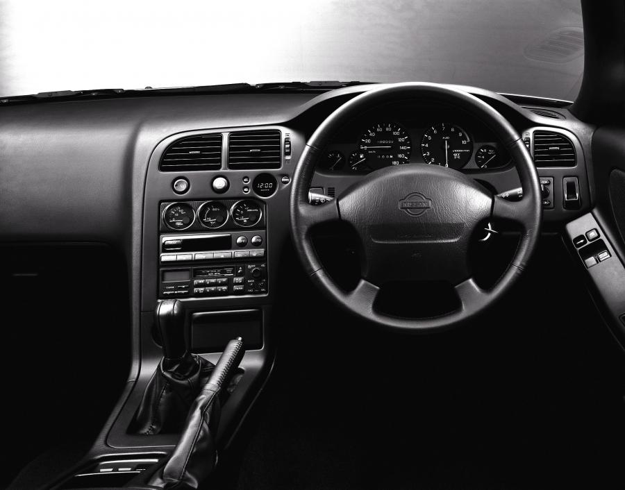 Торпедо Nissan Skyline GT-R V-spec (BCNR33) 1995 года  (фото 7 из 16)